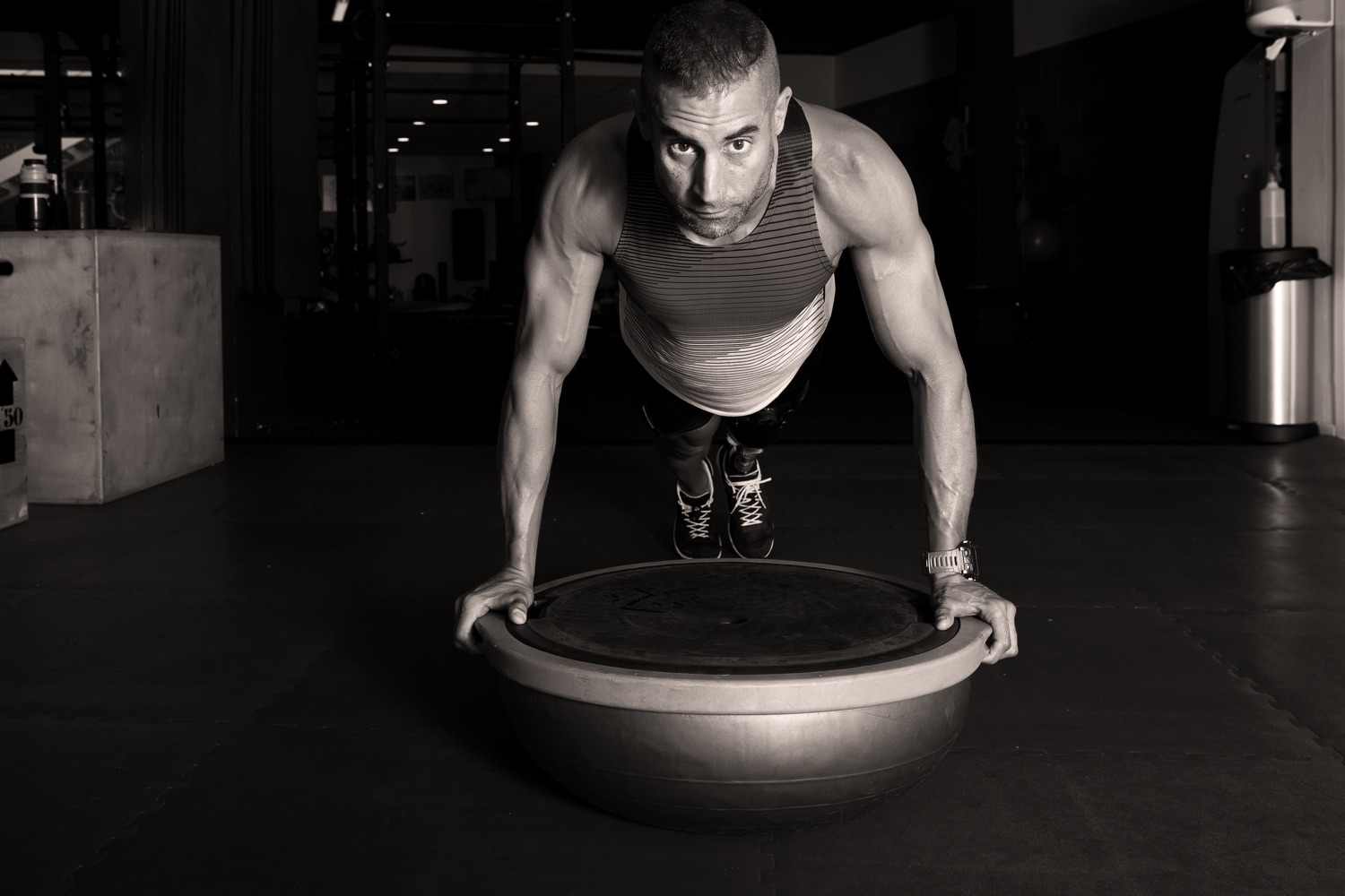 Flexiones con las manos sobre un bosu